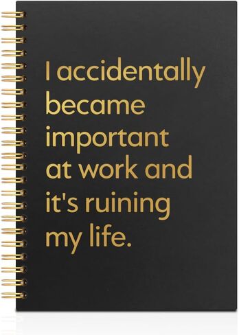 لقد أصبحت عن طريق الخطأ مهمًا في العمل دفتر ملاحظات حلزوني مبطن باللون الأسود والذهبي الأفقي، هدايا دفتر ملاحظات حلزونية مضحكة لتخفيف التوتر لزملاء العمل ومدير فريق العمل، مجلة مكتب ساخرة in Kuwait