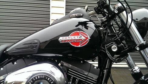 شعارات خزان الوقود الغازي لوحات تحمل أسماء شارات شعارات ميداليات مع أقواس متوافقة مع Harley Davidson 1959-1960 61775-59T in Kuwait