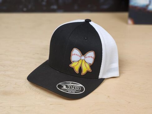 قبعة البيسبول والكرة اللينة مع القوس، هدية مقسمة للمنزل، مشبك خلفي قابل للتعديل، شبكة خلفية قابلة للتنفس، أسود أبيض، هدية للأم اللينة والبيسبول in Kuwait