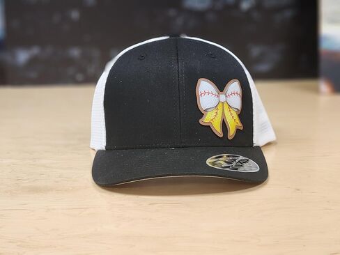 قبعة البيسبول والكرة اللينة مع القوس، هدية مقسمة للمنزل، مشبك خلفي قابل للتعديل، شبكة خلفية قابلة للتنفس، أسود أبيض، هدية للأم اللينة والبيسبول in Kuwait