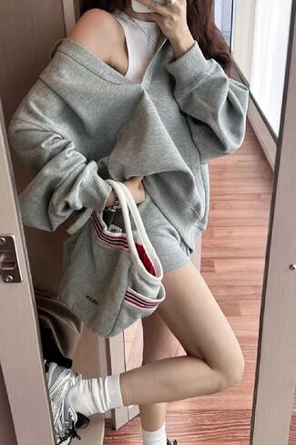 LICOBOD 2026 ملابس عصرية كنزة صوفية قطنية/سترة نسائية كبيرة الحجم بغطاء للرأس ورقبة على شكل حرف V ملابس الشارع الشهير جيب الكنغر بلوزات صوف Y2K in Kuwait