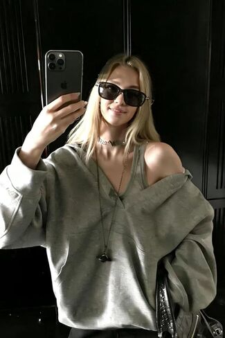 LICOBOD 2026 ملابس عصرية كنزة صوفية قطنية/سترة نسائية كبيرة الحجم بغطاء للرأس ورقبة على شكل حرف V ملابس الشارع الشهير جيب الكنغر بلوزات صوف Y2K in Kuwait