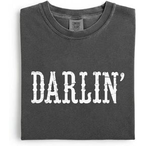 تي شيرت Darlin - قميص فتاة ريفية بتصميم غربي عتيق - احتفل بروح راعية البقر الخاصة بك في الحفلات الموسيقية in Kuwait