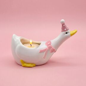 حامل شموع سيلي أوزة من السيراميك مع فيونكة وقبعة للحفلات وحامل بطة بوجي لهدية عيد ميلاد وحفلات الزفاف وأعياد الميلاد وحفلات استقبال المولود الجديد (وردي) in Kuwait