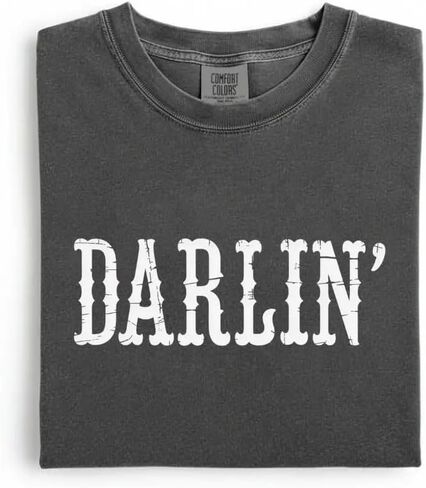 تي شيرت Darlin - قميص فتاة ريفية بتصميم غربي عتيق - احتفل بروح راعية البقر الخاصة بك في الحفلات الموسيقية in Kuwait