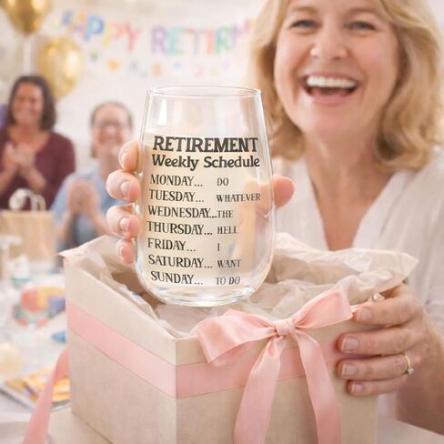هدية تقاعد مضحكة كأس نبيذ للنساء - هدايا روح الدعابة للأم المتقاعدة، العمة، الصديق، زملاء العمل - كأس نبيذ فريد من نوعه مع جدول أسبوعي مضحك - هدايا حفلة تقاعد سعيدة in Kuwait