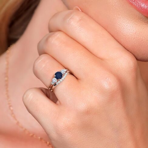 مجموعة خواتم زفاف للخطوبة والزفاف من Gem Stone King 10K من الذهب الأبيض والياقوت الأبيض والمويسانتي الأبيض والألماس الأبيض المزروع في المختبر للنساء (0.91 قيراط، دائري: 5 مم و3 مم) in Saudi Arabia