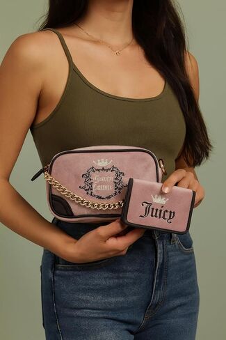 حقيبة كاميرا Juicy Couture Heritage رفيعة مع حزام سلسلة ذهبي ومحفظة CC متطابقة على شكل ظرف in Saudi Arabia