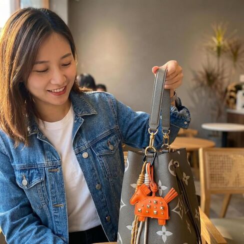حقيبة على شكل سلسلة مفاتيح على شكل حصان برتقالي - سحر جلد فارس العصور الوسطى مع مسامير فضية ومحفظة حبل للحقيبة أو المفاتيح أو حقيبة الظهر in Kuwait