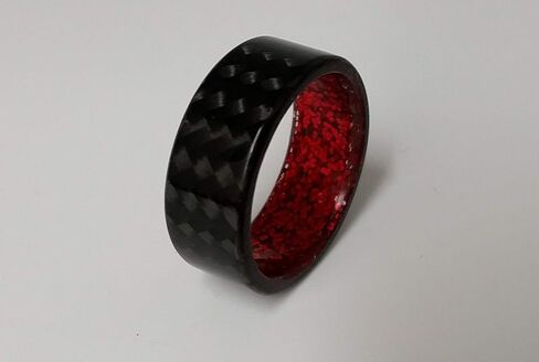 حزام حلقي مصنوع يدويًا - خاتم من ألياف الكربون للرجال أو النساء مع تصميم داخلي أحمر لامع، لمسة نهائية غير لامعة أو شديدة اللمعان، متين، مقاوم للماء، مقاسات 4-16، عرض نطاق مخصص in Kuwait