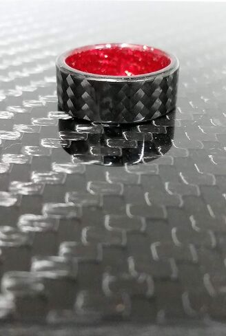 حزام حلقي مصنوع يدويًا - خاتم من ألياف الكربون للرجال أو النساء مع تصميم داخلي أحمر لامع، لمسة نهائية غير لامعة أو شديدة اللمعان، متين، مقاوم للماء، مقاسات 4-16، عرض نطاق مخصص in Kuwait