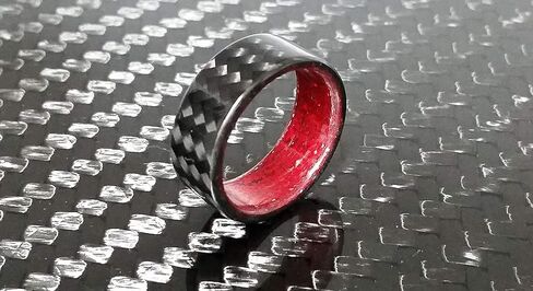 حزام حلقي مصنوع يدويًا - خاتم من ألياف الكربون للرجال أو النساء مع تصميم داخلي أحمر لامع، لمسة نهائية غير لامعة أو شديدة اللمعان، متين، مقاوم للماء، مقاسات 4-16، عرض نطاق مخصص in Kuwait