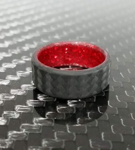 حزام حلقي مصنوع يدويًا - خاتم من ألياف الكربون للرجال أو النساء مع تصميم داخلي أحمر لامع، لمسة نهائية غير لامعة أو شديدة اللمعان، متين، مقاوم للماء، مقاسات 4-16، عرض نطاق مخصص in Kuwait