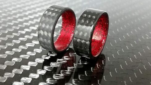 حزام حلقي مصنوع يدويًا - خاتم من ألياف الكربون للرجال أو النساء مع تصميم داخلي أحمر لامع، لمسة نهائية غير لامعة أو شديدة اللمعان، متين، مقاوم للماء، مقاسات 4-16، عرض نطاق مخصص in Kuwait
