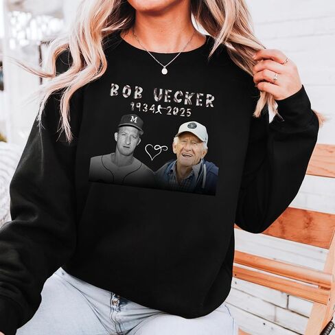 سويت شيرت Bob Uecker Tribute، نصب تذكاري لأسطورة البيسبول، Uecker 1934-2025، هوديي Legacy، ملابس مشجعي البيسبول، سويت شيرت تذكاري لـ Uecker in Kuwait