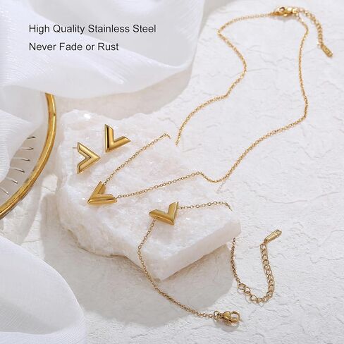 مجموعة مجوهرات مطلية بالذهب عيار 18 قيراط حرف V مكونة من 3 قطع للنساء - أقراط سوار من الفولاذ المقاوم للصدأ قابلة للتعديل وخالية من التشويه، لا تسبب الحساسية وخالية من النيكل والرصاص مجوهرات للاستخدام اليومي، هدية لعيد الميلاد وعيد الأم in Kuwait