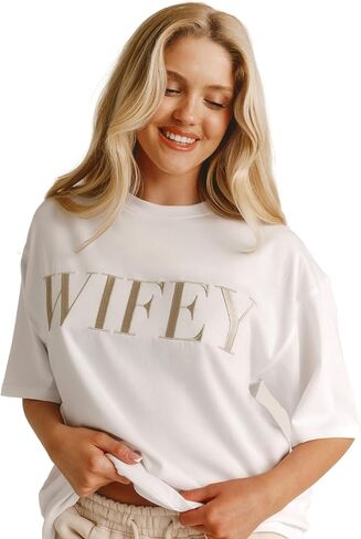 تي شيرت Wifey بيان، تطريز الشمبانيا، قميص أبيض بياقة دائرية، ذكرى سنوية، شهر العسل، هدية زفاف أو عيد ميلاد in Kuwait