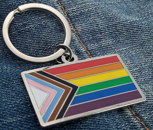 علم Pun Progress Pride Flag LGBTQ POC Transgender Flag - سلسلة مفاتيح من المينا مقاس 1.75 بوصة مع حلقة مفاتيح بألوان قوس قزح in Kuwait