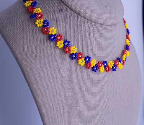 قلادة قلادة قابلة للتعديل مصنوعة يدويًا من TravelDanceSave من كولومبيا - ألوان علم كولومبيا - زهور in Kuwait