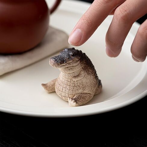 EMVANV Alligator Baby Statue Ornament,Crocodile Figurine Resin Animal Sculpture Tea Set Accessories Desk Pet for Tea Enthusiasts Lovers Tearoom presents(black+beige) in Kuwait