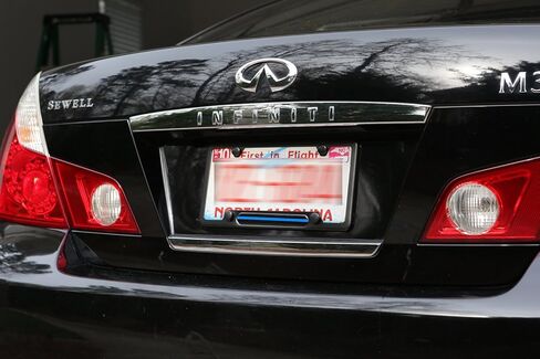 إطار لوحة ترخيص من الفولاذ المقاوم للصدأ LFPartS أسود 4 فتحات للسيارات والشاحنات تظهر دعم الشرطة وضباط إنفاذ القانون (خط أزرق رفيع) in Saudi Arabia