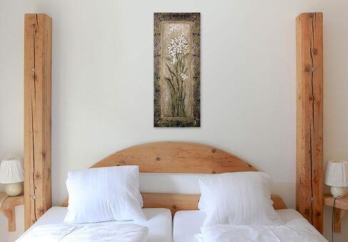 Paperwhite II بواسطة Mindeli | لوحة فنية جدارية منسوجة معلقة | لمبات النرجس الأبيض المتفتح | 100% قطن مقاس الولايات المتحدة الأمريكية 53x22 in Kuwait