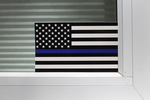 ملصق علم أمريكي رفيع بخط أزرق - 3x5 بوصة. ملصق العلم الأمريكي باللونين الأسود والأبيض والأزرق للسيارات والشاحنات - لدعم الشرطة وضباط إنفاذ القانون (1) in Kuwait