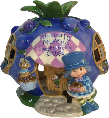 بيت شموع Sweet and Cozy Cottage من Strawberry Shortcake Blueberry Muffin، مقاس 7.125 بوصة طول × 6.5 بوصة عرض × 6.25 بوصة ارتفاع، تم إنشاؤها بواسطة Blue Sky Clayworks in Saudi Arabia