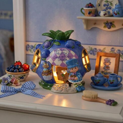 بيت شموع Sweet and Cozy Cottage من Strawberry Shortcake Blueberry Muffin، مقاس 7.125 بوصة طول × 6.5 بوصة عرض × 6.25 بوصة ارتفاع، تم إنشاؤها بواسطة Blue Sky Clayworks in Saudi Arabia