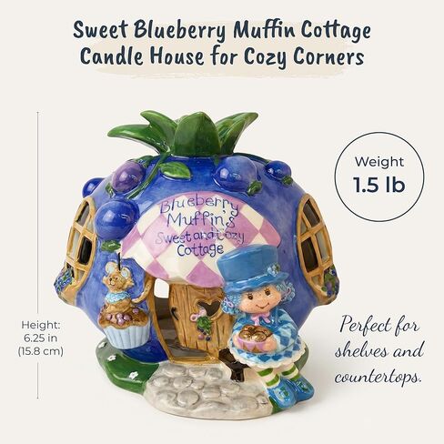 بيت شموع Sweet and Cozy Cottage من Strawberry Shortcake Blueberry Muffin، مقاس 7.125 بوصة طول × 6.5 بوصة عرض × 6.25 بوصة ارتفاع، تم إنشاؤها بواسطة Blue Sky Clayworks in Saudi Arabia