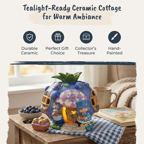 بيت شموع Sweet and Cozy Cottage من Strawberry Shortcake Blueberry Muffin، مقاس 7.125 بوصة طول × 6.5 بوصة عرض × 6.25 بوصة ارتفاع، تم إنشاؤها بواسطة Blue Sky Clayworks in Saudi Arabia