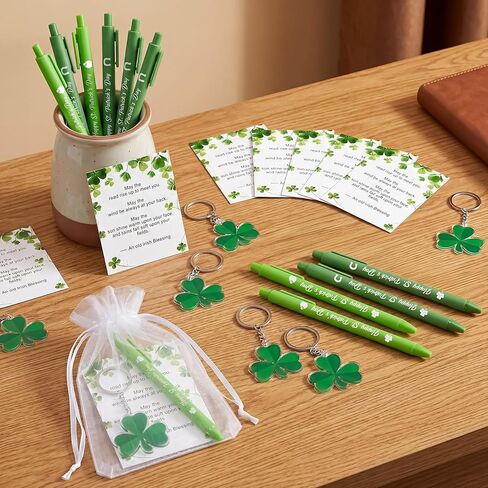 18 مجموعة من هدايا عيد القديس باتريك للبالغين، أقلام حبر جاف سانت باتريك الخضراء ملحقات سلسلة مفاتيح شامروك، بطاقات نعمة أيرلندية، حشوات حقائب الهدايا للمكتب، لوازم حفلات أعياد الميلاد in Kuwait