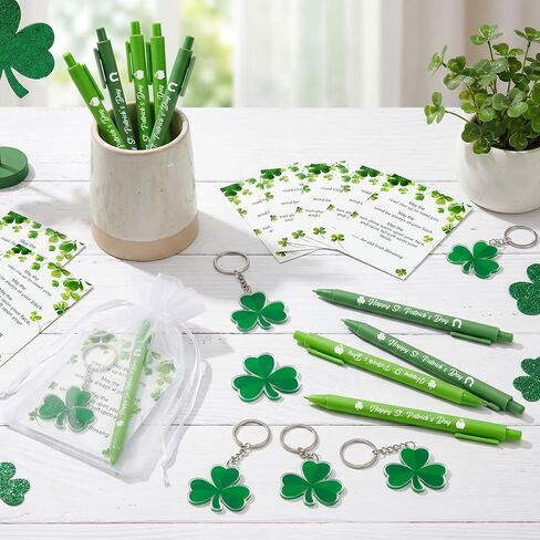 18 مجموعة من هدايا عيد القديس باتريك للبالغين، أقلام حبر جاف سانت باتريك الخضراء ملحقات سلسلة مفاتيح شامروك، بطاقات نعمة أيرلندية، حشوات حقائب الهدايا للمكتب، لوازم حفلات أعياد الميلاد in Kuwait