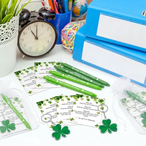 18 مجموعة من هدايا عيد القديس باتريك للبالغين، أقلام حبر جاف سانت باتريك الخضراء ملحقات سلسلة مفاتيح شامروك، بطاقات نعمة أيرلندية، حشوات حقائب الهدايا للمكتب، لوازم حفلات أعياد الميلاد in Kuwait