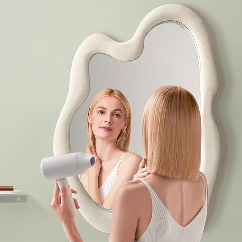 مرآة بيضاء متموجة غير منتظمة مقاس 60.96 سم × 81.28 سم مع إطار خشبي ملفوف بالفانيلا - مرآة زخرفية حديثة لغرفة المعيشة والمدخل وغرفة النوم وغرفة الطعام in Kuwait