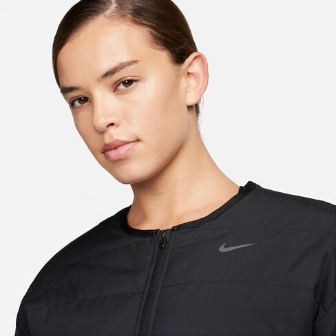 سترة ركض فضفاضة للنساء من Nike Therma-FIT Swift ذات تعبئة صناعية باللون الأسود in Saudi Arabia