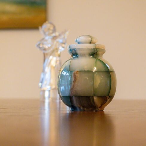 جرة صغيرة جدًا من العقيق الأخضر الفسيفسائي، جرة جنازة حجرية، ارتفاع 12.7 سم in Kuwait