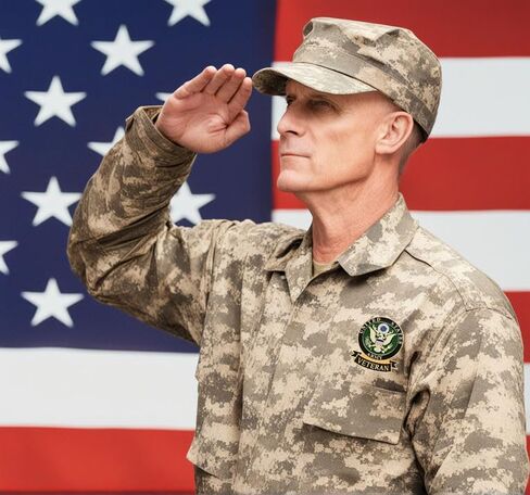 دبوس طية صدر المحارب بالجيش الأمريكي مع صندوق هدايا خشبي فاخر من خشب الجوز، بروش ذهبي بشارة عسكرية مفصلة ثلاثية الأبعاد للرجال والنساء، هدية خدمة التقاعد الوطنية لعيد المحاربين القدامى وعيد الأب in Kuwait