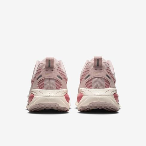 حذاء الجري Vomero 18 للنساء من Nike (أحمر طمي/أحمر ستاردست/بلاتيني بنفسجي/طباشير) in Kuwait
