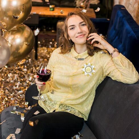 إنه زر عيد ميلادي الذهبي، دبابيس أزرار عيد ميلاد ذهبية سعيدة مصنوعة يدويًا للنساء والرجال، لوازم زينة حفلات عيد الميلاد وأفكار الهدايا (3.75 * 3.75 بوصة) in Kuwait