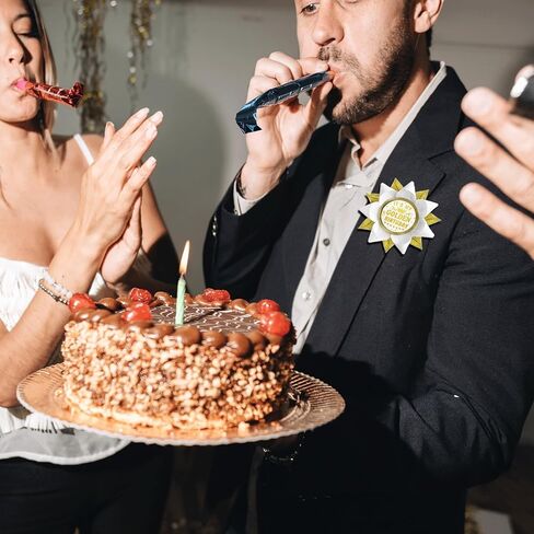 إنه زر عيد ميلادي الذهبي، دبابيس أزرار عيد ميلاد ذهبية سعيدة مصنوعة يدويًا للنساء والرجال، لوازم زينة حفلات عيد الميلاد وأفكار الهدايا (3.75 * 3.75 بوصة) in Kuwait