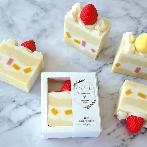 باث آند بودي وركس - عبوة من 4 عبوات من عبوات العطور المنزلية وصابون كعكة الفراولة الطبيعي (الكاكاو الساخن والكريم) in Kuwait