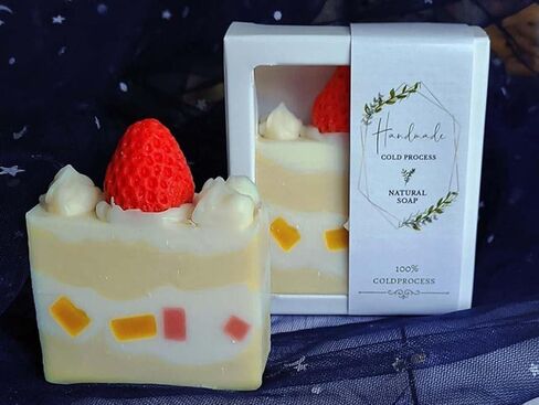 باث آند بودي وركس - عبوة من 4 عبوات من عبوات العطور المنزلية وصابون كعكة الفراولة الطبيعي (الكاكاو الساخن والكريم) in Kuwait