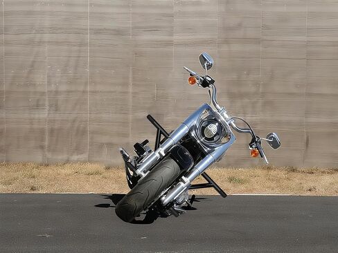 واقي المحرك من الصدمات على الطريق السريع الأمامي واقي القدم مناسب لدراجة Harley Softail Fat Boy FLFB/S Street Bob Low Rider Breakout Deluxe 2018-2025 in Kuwait