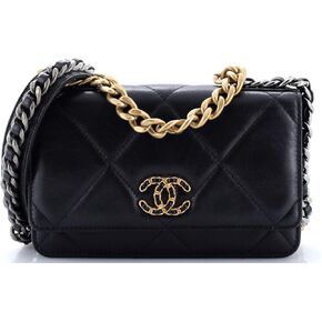 محفظة CHANEL Pre-Loved 19 على سلسلة من جلد الحمل المبطن، باللون الأسود in Kuwait
