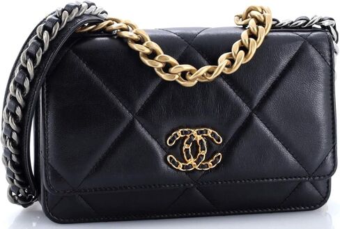 محفظة CHANEL Pre-Loved 19 على سلسلة من جلد الحمل المبطن، باللون الأسود in Kuwait