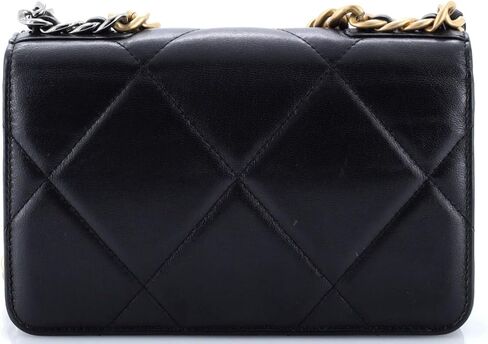 محفظة CHANEL Pre-Loved 19 على سلسلة من جلد الحمل المبطن، باللون الأسود in Kuwait