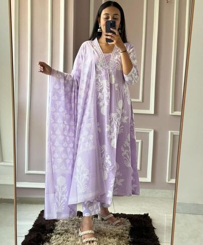 كورتا أناركالي مطرزة بالزهور من القطن للنساء مع طقم بنطال ووشاح in Saudi Arabia