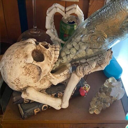 Halloween Mini Plastic Skull Heads, 160Pcs Miniature Decorative Figurines Tiny Skulls for Halloween Vase Filler, Crafts, Prank Props (Bone Color) in Kuwait