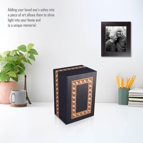 جرة حرق جثث كبيرة من ZIYA لرماد الإنسان والذكور البالغين - صندوق جرة خشبية تذكارية ونعش للرجال والنساء - جرة دفن للبالغين - تصميم حدود سوداء جرة مزخرفة كبيرة للأب والأم in Kuwait